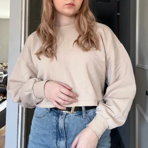 Sweatshirt Gina Tricot - En croppad sweatshirt från Gina Tricot, storlek S