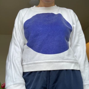 Cool tröja - Så fin tröja köpt secondhand. Lite kortare i modellen. Passar XS-M