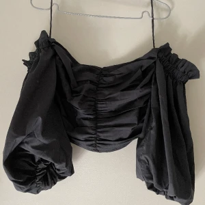 Off shoulder topp ifrån Gina Tricot - Oanvänd off shoulder topp ifrån Gina Tricot. Storlek 38.🩷