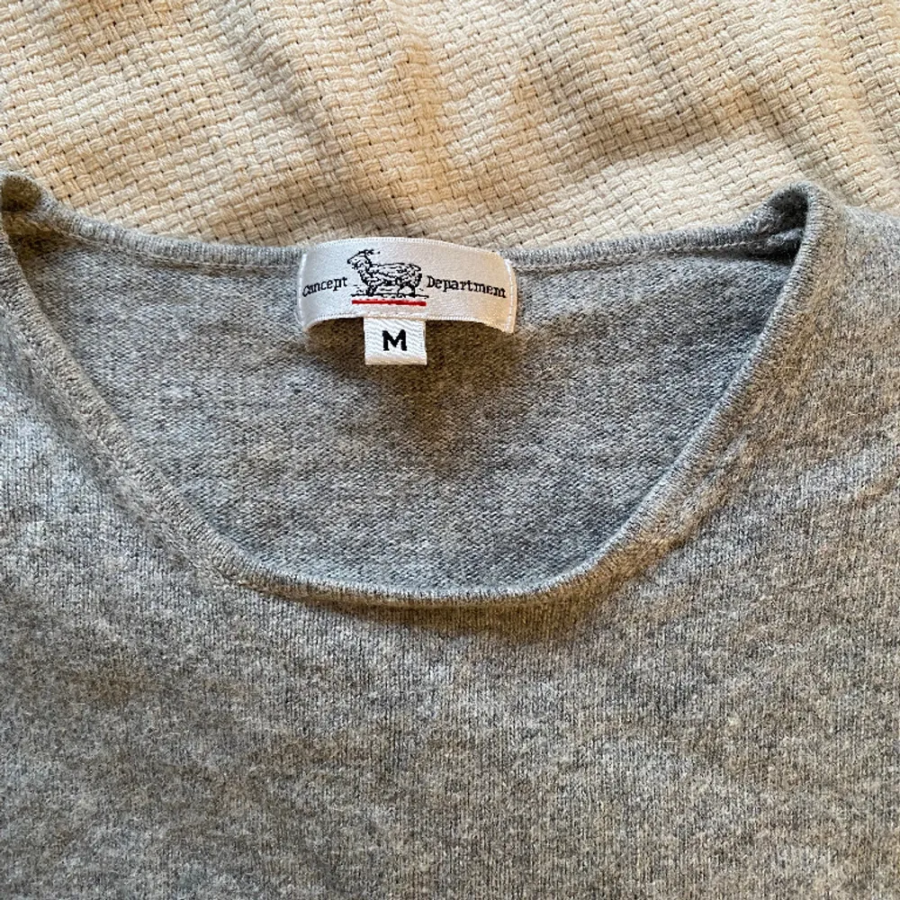 Aldrig använd tshirt, tror det är äkta ull men är inte 100. Den passar en Xs eller S som bäst- passa på nu när det är fri frakt😉. Toppar.