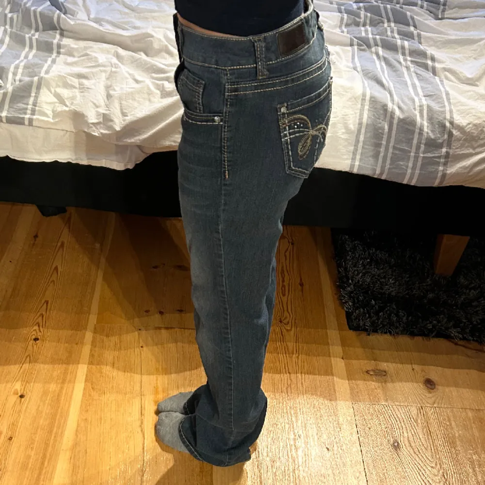 Snygga och coola lågmidjade jeans med cool bakficka! Innerbenslängden är 77 cm och midjemåttet är 39 cm rakt över! 💞Jag är 163 cm som referens! Hör av dig vid frågor eller fler bilder! Se profil för fler snygga jeans!. Jeans & Byxor.