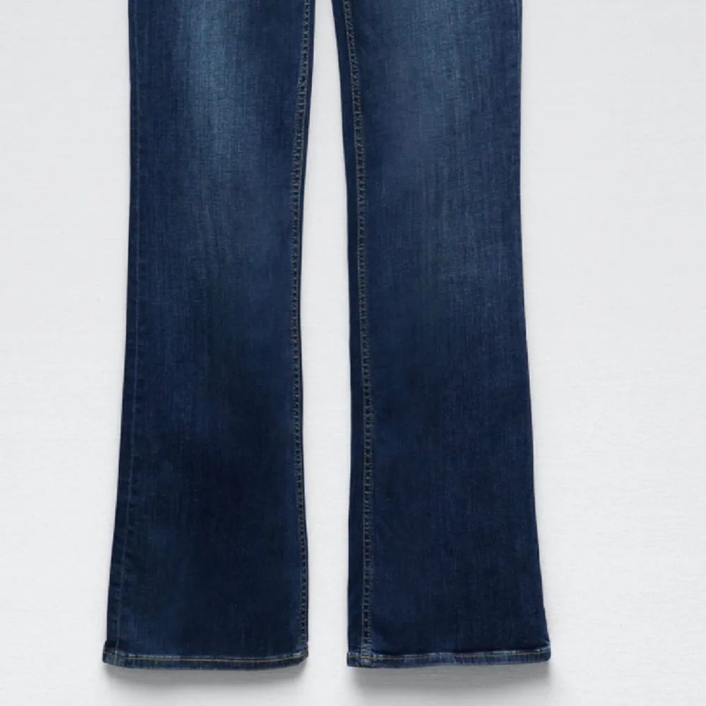 Så fina lågmidjade jeans ifrån zara! Ganska mycket slitage där nere och därav det billiga priser men annars superfint skick💓. Jeans & Byxor.