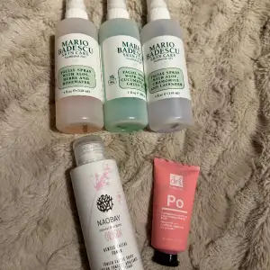 Blandad hudvård🩵 Toner och sleeping mask är endast testade en gång. Se andra bilder för att se hur mycket som är kvar av Mario Badescu sprayerna. Allt för 120kr, endast ansiktssprayerna:50kr Toner: 40kr Masken: 40kr