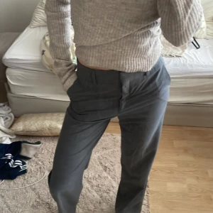 Sthlm lm - Grå kostymbyxor köpta på MQ, märke Stockholm lm. Knappt använda, ser nya ut, skulle säga midwaist, normal längd i midjan. Jag e171 skriv för mer bilder. Kommer ej ihåg köp priset men runt 1000 lappen, pris kan diskuteras  Säljer då de e stora i midja
