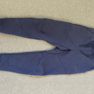 Nike tech fleece byxor - Färg: midnight navy Storlek: xs Knappt använda, fint skick. 