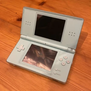 ljusblå ninetendo ds lite  - fint skick inga synbara defekter, laddare ingår inte men pennan och allt är där :)