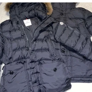 Moncler cluny down jacket  - Hej säljer min Mónçler cluny down jacket storlek M, den är i superfint skick och en riktig fin jacka som samlar bara komplimanger. Kan mötas i Malmö och kan fraktas. Fler. Bilder kan skickas. Vid intresse.