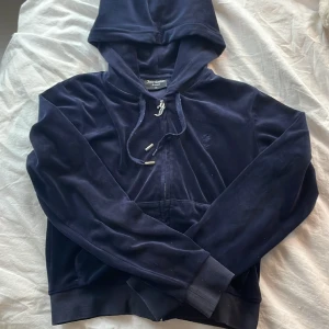 Juicy Couture fleece - Hej! Jag säljer denna jättesnygga fleecen från Juicy Couture. Tröjan är i bra skick men har dock tappat en plupp. Är använd ett fåtal gånger, men går inte till användning❤️
