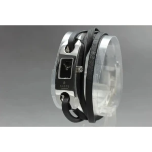 Svart Gucci klocka vintage - Vintage Gucci 6100L Black Dial Quartz Women's Watch  Inköpt i USA ca 30 år sedan. 1 ägare(jag). Äkta. En del av spännet saknas, men kan enkelt laggas. Därav priset. Inköpt för $600 (ca 6000kr)