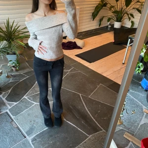 Stickad off shoulder tröja  - En superfin stickad off shoulder tröja från HM i strl XS (upplevs dock lite större)🌸 tröjan är endast använd ett fåtal gångar och är därmed i mycket bra skick💋 Tröjan är i ett underbart material och har mycket långa armar🥂
