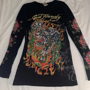 ed hardy - skit fet ed hardy longsleeve med rhinestones säljer pga att den inte kommer till användning 😇