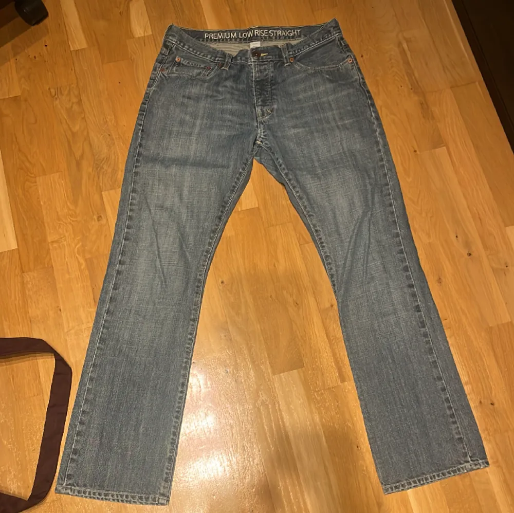 Snygga Vintage GAP jeans, lite blåare än på bild yttre benlängd: 101cm innerbenslängd: 78cm benvidd nedtill: 21cm benbredd vid låret: 30cm midjebredd: 40 cm. Jeans & Byxor.