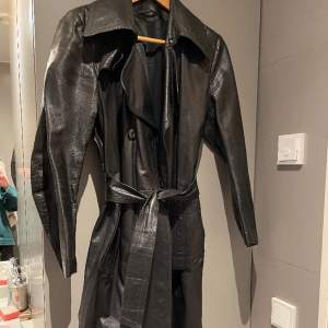 Vintage svart läderkappa/trenchcoat i storlek S/M, äkta läder. OBS hål i vänster ficka, därav priset 🙏🏻