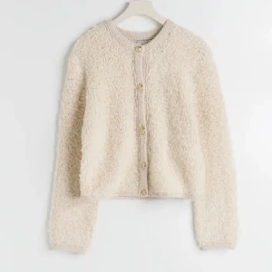 stickad kofta gina  - säljer denna stickade supermysiga koftan med guldknappar ifrån gina. säljer då den inte används längre och bara har använts 2 ggr tidigare. den är i storlek S och nypris är 599kr. 🙌🏼kom privat för fler bilder☺️