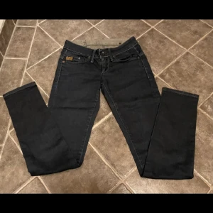 Low Waits jeans  - Midja 35cm. Innerben: 78 cm. Inte mina bilder. Det är för små på mig så säljer dem.