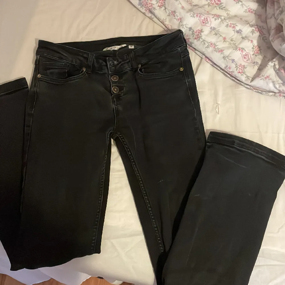 Säljer dessa super fina bootcut jeans då jag inte använder dem, storlek M men passar mig som är xs , S säljer för 300kr+ frakt (pris kan diskuteras) skriv för frågor eller mer foton, mörk gråa. Jeans & Byxor.