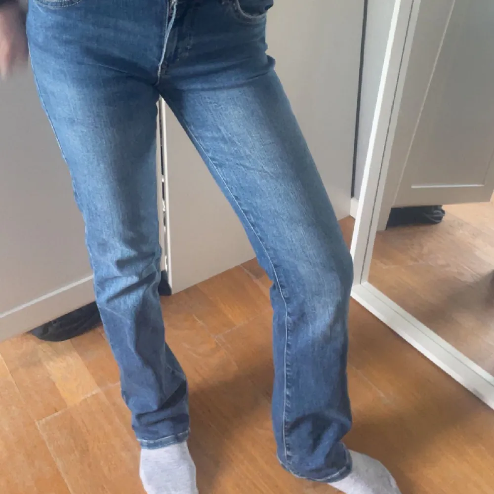 Only jeans mid waist  Inte använda mycket, jag köpte dessa jeans för 400 säljer för 200 Skriv för mer bilder . Jeans & Byxor.