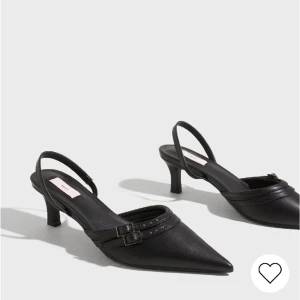 Klackskor  - Säljer dessa otroliga klackskorna från Nelly med spetsig tå och spännen. Använd 1 gång, som nya💘