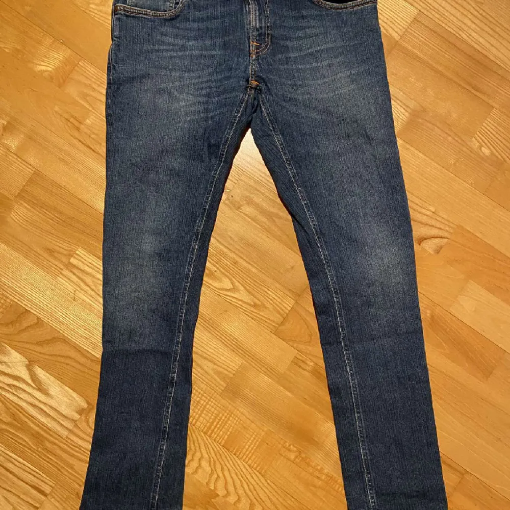 Nudie jeans slim fit modell. Nyskick knappt använda, utan defekter. Storlek 32/32. Nypris 1600kr, hör av er vid minsta fundering!. Jeans & Byxor.