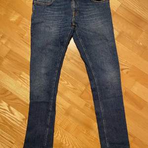 Nudie jeans slim fit modell. Nyskick knappt använda, utan defekter. Storlek 32/32. Nypris 1600kr, hör av er vid minsta fundering!