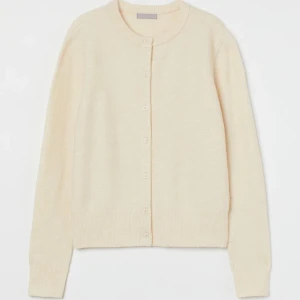 Kofta - Stickad kofta från hm, lite nopprig men går att ta bort med en maskin, annars superbra skick💘storlek L men skulle snarare säga att den är i M