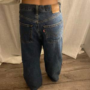 Sjukt snygga Levis-jeans som jag knappt använt. Jeansen skulle jag är midwaist men detta kan variera beroende på placering och kroppstyp. På mig sitter dem en bit under naveln. Inga skador eller fläckar. Skriv vid frågor eller fler bilder🌟