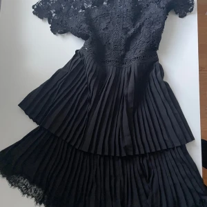 Jätte snygg spetsklänning - Säljer denna underbara spetsklänningen med underbara detaljer. Den är slutsålt överallt och kan inte köpas mer. Aldrig används endast testad.  orginalpris: 900kr