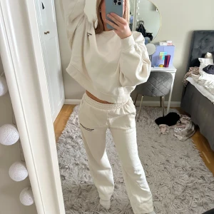 Mjukisset  - snyggt mjukisset från Prettylittlething med deras logga på benet och på tröjan😍