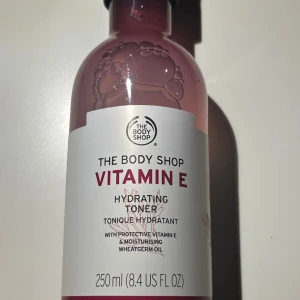 Vitamin E toner - The body shop hydrating toner vitamin E 250ml  Original pris : 185kr