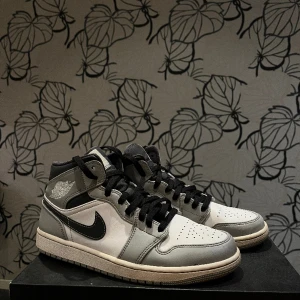 Jordan 1 Mid light smoke grej  - Air Jordan 1 mid light smoke grey. Köpta 2022 i Täby centrum. Använda 2022-våren 2023.  Nya snören, kvitto finns, skobox ingår  Kan fraktas eller mötas upp