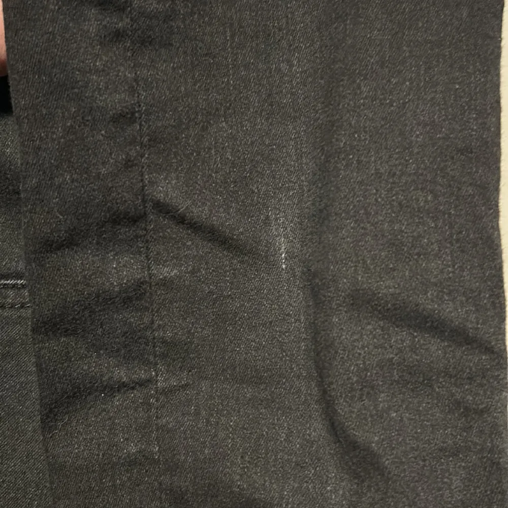 Svarta jeans från bikbok modellen är super high skinny och finns inte längre i butik eller på nätet, dom är i storlek xs och längd 32, är ett litet märke på benet men det syns knappt :). Jeans & Byxor.