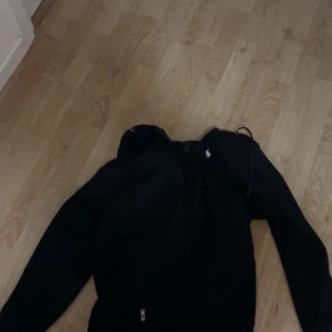 Raulph lauren zip - Hej säljer min raulph lauren zip få jag fick den i julklapp och den var storlek S och jag har på mig XS så tyvärr var den för stor för mig.