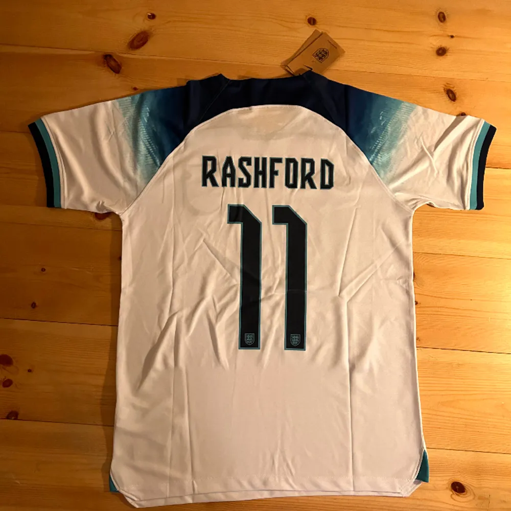 Säljer en fotbollströja från 22/23 England med Rashford på ryggen. Övrigt.