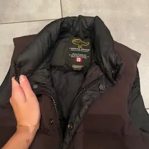 Fin canada goose väst i mycket bra sick. Kommer inte till användning. Vid snabb affär 1200kr, går att diskutera, annars  1500kr. Skriv för fler bilder