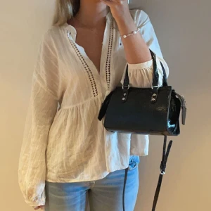 Zara blus  - Snyggaste blusen från zara som inte kommer till använding. Passar S också💕💕