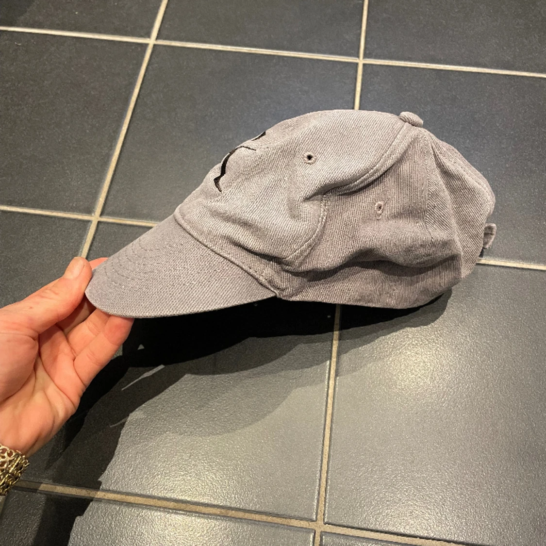 Grå keps som sitter snyggt  - 90