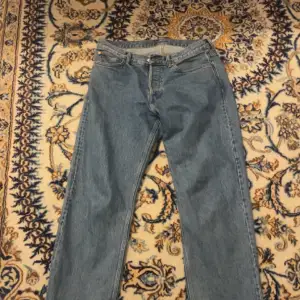 Säljer mina weekday jeans då jag inte använder dem längre. Köptes för 650kr Har används ett fåtal gånger, så den har hållit sin färg. Kom dm för flera bilder osv.
