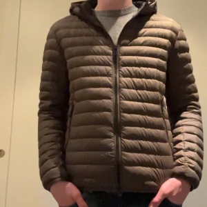 Colmar jacka - Säljer min colmar jacka som är perfekt nu till våren. Jackan är sparsamt använd och endast använd under en kort period. Skick 9/10. Nypris: 3500kr. Modellen är 186cm 