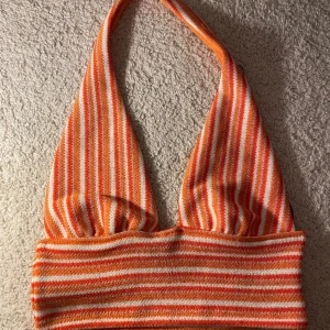 Sommar topp - Säljer denna oranga sommar toppen. Den är köpt ifrån H&m ifrån deras divided utbud. Toppen ör i storlek Xs. Helt oanvänd och är i helt nyskick. Perfekt till stranden eller likande i sommar. Säljer för 20kr+frakt 