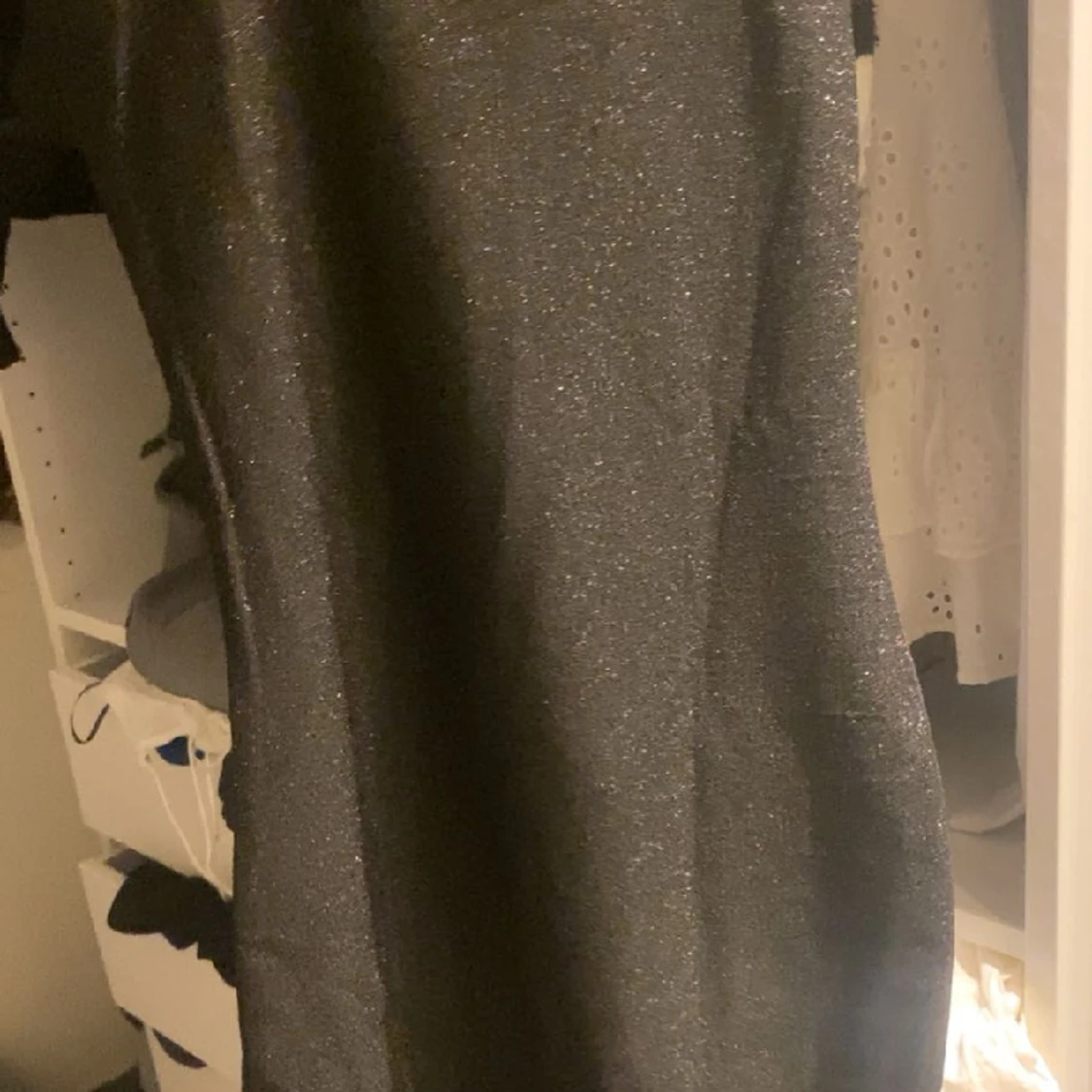 Svart glittrig klänning - 90