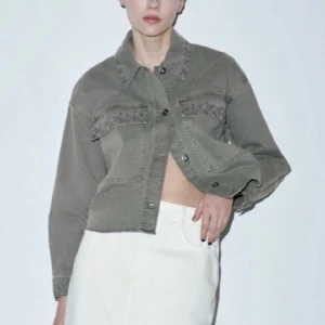 Zara jacka - Säljer denna gröna zara jackan som ej säljes längre 💕 nypris 600kr mitt pris 450 🙌🏼 jätte bra skick! Storlek M men passar också Xs-s då den är mindre i storleken