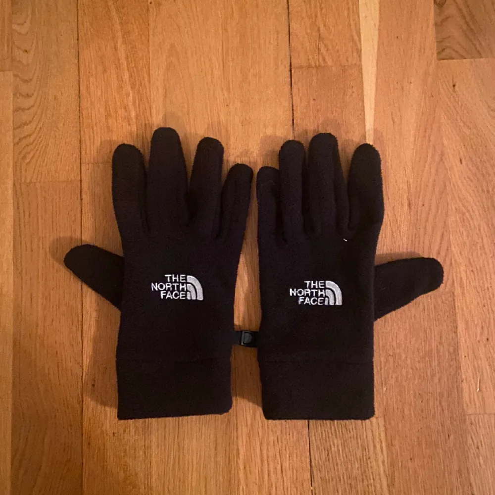 Snygga north face handskar som är perfekta för vintern och som även funkar på mobilen . Övrigt.