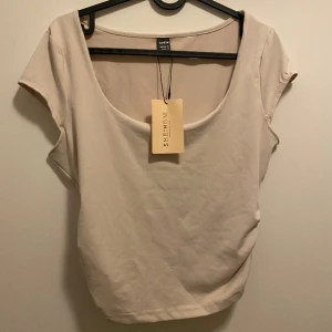 Superfin topp - Superfin topp som tyvärr inte kommit till användning, säljer även i flera färger❤️ Är i storlek L men jag skulle säga att dom är en S/L