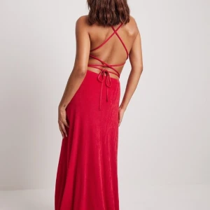 Balklänning - Säljer denna långklänning från NA-KD då jag tyvärr missade returen.  Endast provad en gång, alla lappar kvar.