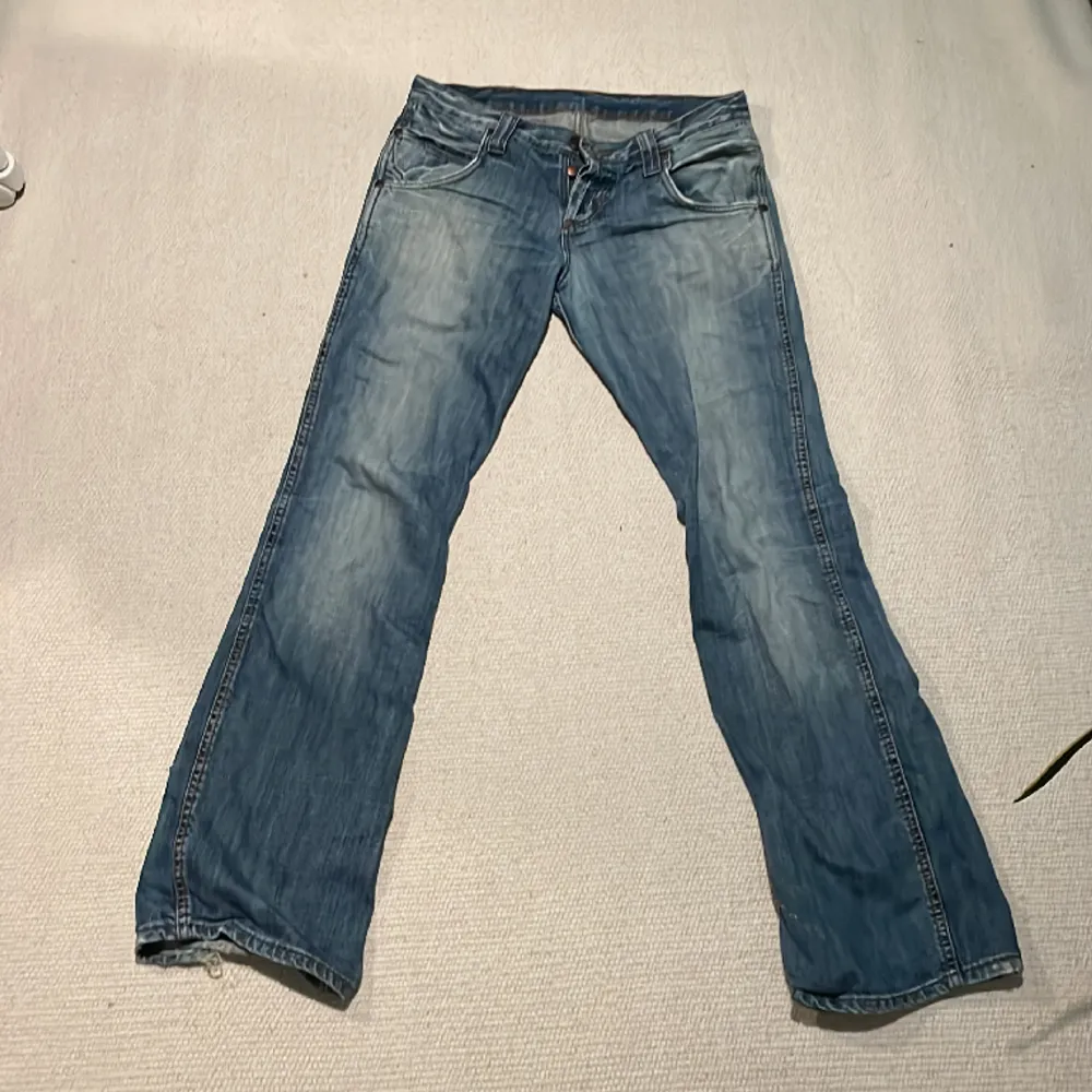 Jättesnygga jeans som inte kommer till användning! De är lite slitna nere vid fötterna skriv för bilder och frågor! . Jeans & Byxor.