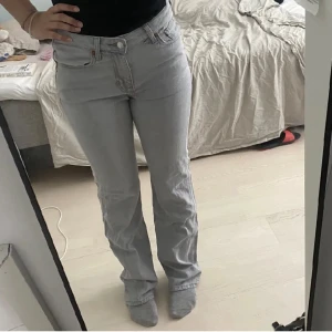 ”Mid white 950 jeans” - Byxor från Bik bok, nypris 699kr säljer pga ingen användning. Inga skador