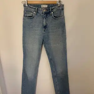 Dessa jeans är ifrån zara och är i väldigt bra skick. Är hightwaist och är nästan aldrig använda. Köpt för 400kr