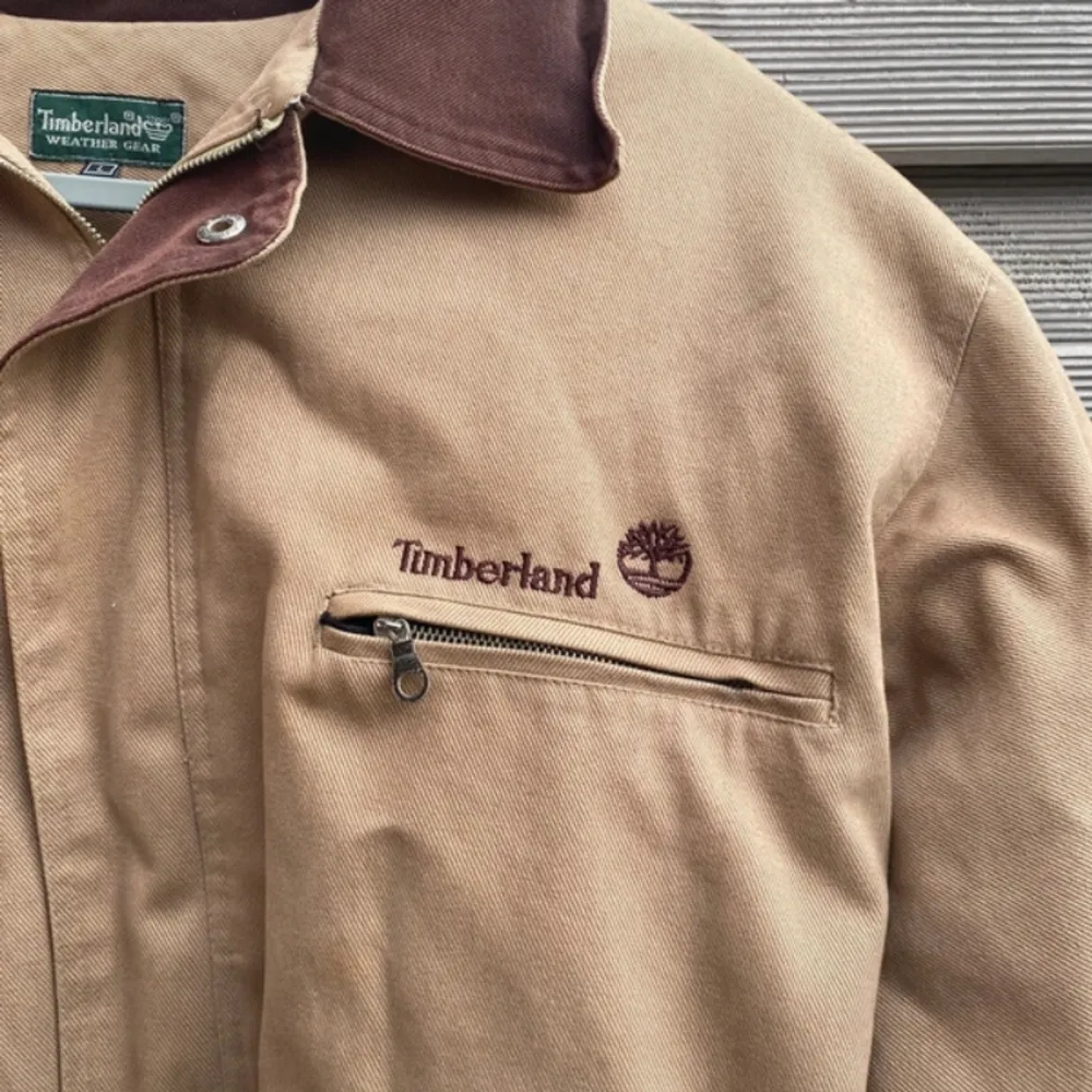 Varm fodrad vinterjacka från märket Timberland Weather Gear Några pyttesmå fläcka, skick 9/10. Jackor.