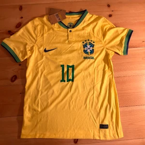 Neymar 2022/23 Brasilien tröja - Säljer en Neymar tröja helt oanvänd, orörd med taggarna kvar (byte)