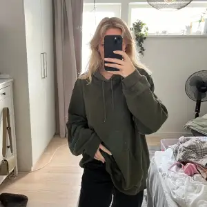 Moss/olivgrön hoodie i stor storlek. Har använt den som oversized. Inga slitage 